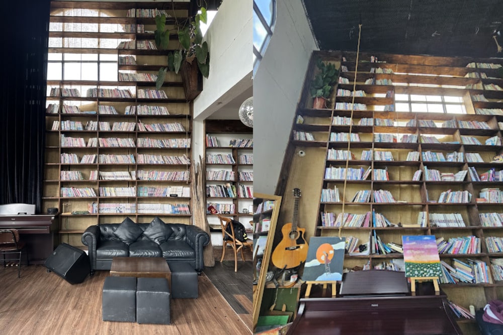Quán cà phê Đà Lạt nổi bật với kệ sách khổng lồ cùng những đêm nhạc acoustic du dương từ các nghệ sĩ biểu diễn